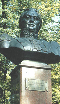 Памятник М. И. Голенищеву-Кутузову