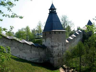 Крепостные стены Псково-Печерского Свято-Успенского монастыря